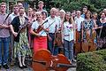 Sommerserenade im Marienstift       -  Das Schweinfurter Kammerorchester unter der Leitung von Gerd Drost bereicherte den Konzertsommer mit einer Abendserenade im Marienstift. Mit einem Zitat von Berthold Auerbach &bdquo;Musik allein ist die Weltsprache und braucht nicht übersetzt zu werden&ldquo;eröffnete die Bereichsleitung Bettina Heusinger den Serenadenabend unter dem Motto: &bdquo;Musik, Wein und Kerzenschein&ldquo;. Unter der sympathischen Moderation des Dirigenten spielte sich das Streichorchester sofort in die Herzen der Zuhörer. Das Kammerorchester hatte eine weit reichende Auswahl, wie Werke  von W. A. Mozart, F. Mendelssohn, Bartholdy, R. Fuchs, H. Baumann. Mit großem Applaus wurde das Streichorchester verabschiedet. Der Abend klang bei einem Gläschen Wein mit Kerzenschein aus.