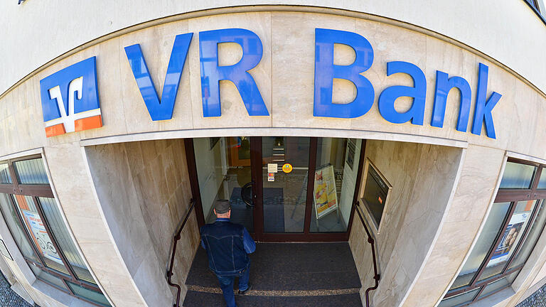 Bilanz der Volks- und Raiffeisenbanken       -  Eine Filiale der VR Bank Weimar eG. Foto: Martin Schutt/dpa +++(c) dpa - Bildfunk+++ | Verwendung weltweit