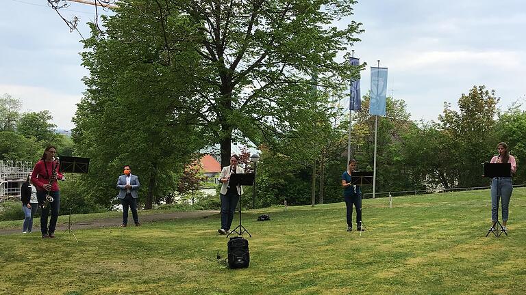 Ein besonderes Muttertagsgeschenk überbrachte der neue Bad Neustädter Bürgermeister Michael Werner (hinten, mit Maske) zusammen mit dem Klarinettenensemble Gartenstadt auch den Bewohnern des Haus am Kurpark.