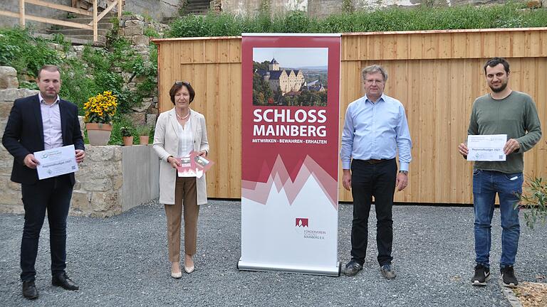 Der Förderverein Schloss Mainberg hat aus dem Regionalbudget knapp 1000 Euro Zuschuss für seine neue Homepage erhalten. Darüber freuen sich (von links) Bürgermeister Stefan Rottmann, die beiden Vorsitzenden Christine Bender und Thomas Horling. Allianzmanager Lorenz Rothmann überreichte bei der Mitgliederversammlung den symbolischen Scheck.