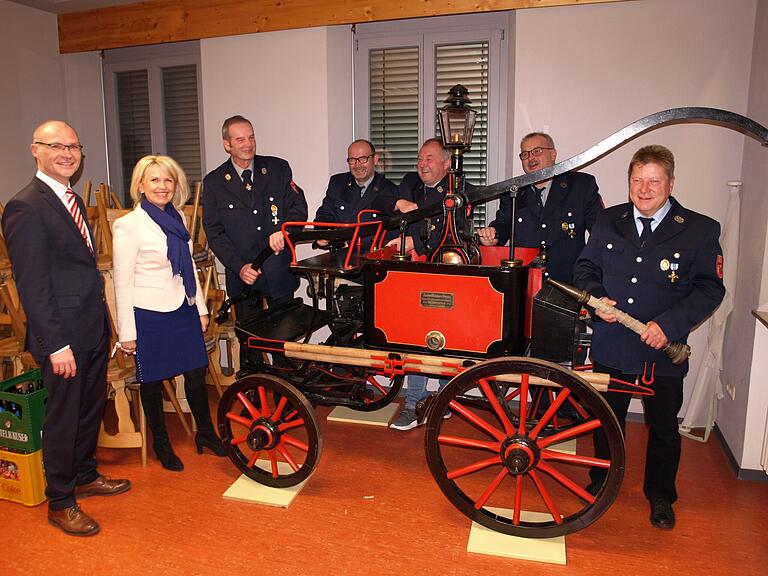 Karl Kilian, Hans-Jürgen Brehm, Wolfgang Freyberger, Robert Linder und Günther Hartmann (ab Dritter von links) wurden für 40 Jahre Mitgliedschaft bei der Nenzenheimer Feuerwehr von Bürgermeister Dieter Lenzer (links) und Landrätin Tamara Bischof geehrt.