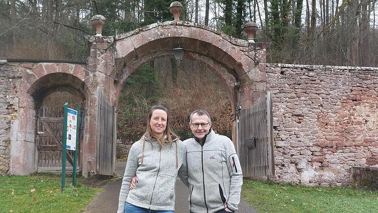 Die derzeitigen Pächter der Kartause Grünau im Spessart, Stefanie Merker und Karl Englert, vor dem markanten Nordtor des Anwesens. Sie möchten aus persönlichen Gründen den Pachtvertrag nach dem 31. März 2024 nicht fortführen.