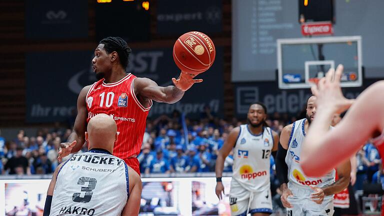 No-Look-Pass: Darius Perry von den Würzburg Baskets bedient den frei stehenden Collin Welp, ohne ihn dabei anzusehen.