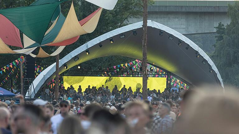 Mehrere tausend Menschen besuchten am Samstag das Tanzinsel Open Air in Gemünden am Main.