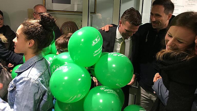 Der Sieger immer mittendrin: Das &bdquo;Team Schulze&ldquo; mit Luftballons.