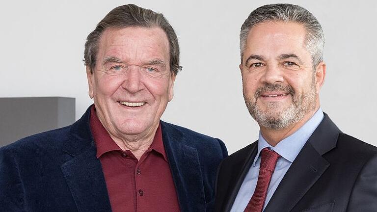 Ex-Kanzler Gerhard Schröder (links) steigt in den Vorstand des BVUK-Verbandes ein. Darüber freut sich der Würzburger BVUK-Chef Michael Reizel.