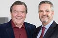 Ex-Kanzler Gerhard Schröder (links) steigt in den Vorstand des BVUK-Verbandes ein. Darüber freut sich der Würzburger BVUK-Chef Michael Reizel.