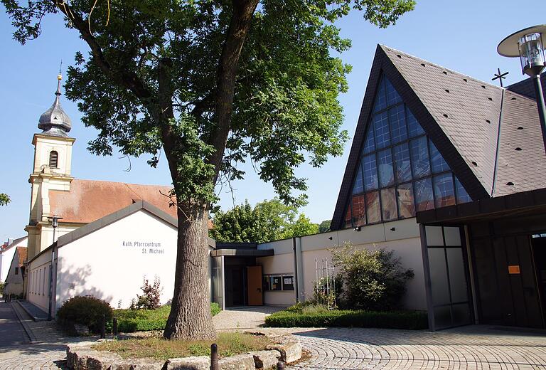 Die neue Kirche Euerbach (rechts) wird jetzt unter Denkmalschutz gestellt. Dieser gilt bereits für die alte barocke Kirche (links).