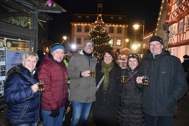 Auch eine Delegation aus der winterlichen Partnerstadt Bad Mitterndorf wurde von Bürgermeister Steffen Romstöck mit einem Röttinger Winzer-Glühwein begrüßt. Auch eine Delegation aus der winterlichen Partnerstadt Bad Mitterndorf wurde von Bürgermeister Steffen Romstöck mit einem Röttinger Winzer-Glühwein begrüßt.