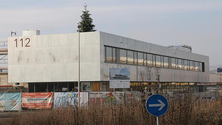 Neubau Feuerwehrgebäude Marktheidenfeld: Blick vom Karbacher Kreisel auf das neue Gebäude mit seiner bereits fertigen Fassade.