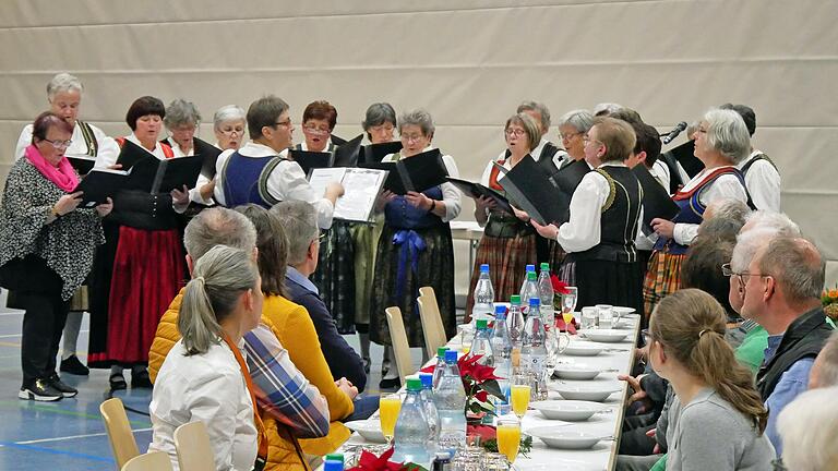 Der Würzburger Landfrauenchor bei seinem Auftritt am Ehrenabend des Bayerischen Bauernverbands Kreisverband Würzburg in Estenfeld. Der Würzburger Landfrauenchor bei seinem Auftritt am Ehrenabend des Bayerischen Bauernverbands Kreisverband Würzburg in Estenfeld.