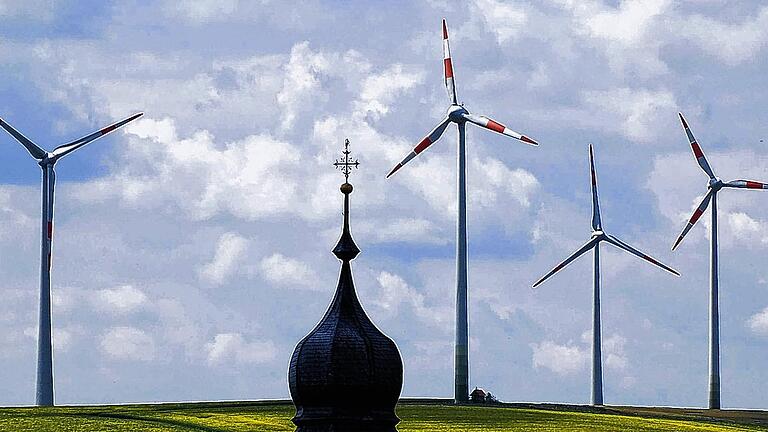 Nicht zu nah ans Dorf: Ministerpräsident Horst Seehofer spricht sich neuerdings für größere Abstände zwischen Windrädern und Wohnbebauung aus.