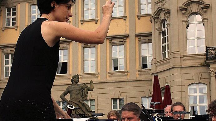 Dirigentin Tanja Bertold führte ihre 70 Musiker gekonnt auch durch schwierigere musikalische Passagen.