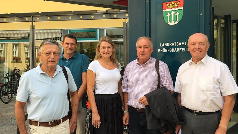 Die Aktivsenioren unterstützen Existenzgründer und kleinere Betriebe mit Rat und Fachwissen. Im Bild von links: Dieter Scheffler (Marktheidenfeld, Aktivsenior), Jörg Geier (Leiter der Stabsstelle Kreisentwicklung), Kerstin Rosin (Netzwerkbüro Ehrenamt), Joachim Glück (Oberstreu, Aktivsenior) und Landrat Thomas Habermann. Die Aktivsenioren unterstützen Existenzgründer und kleinere Betriebe mit Rat und Fachwissen. Im Bild von links: Dieter Scheffler (Marktheidenfeld, Aktivsenior), Jörg Geier (Leiter der Stabsstelle Kreisentwicklung), Kerstin Rosin (Netzwerkbüro Ehrenamt), Joachim Glück (Oberstreu, Aktivsenior) und Landrat Thomas Habermann.