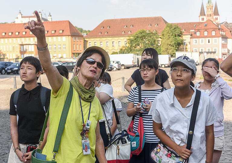 Gästeführerin Barbara Lohoff zeigt japanischen Touristen die Schönheiten Würzburgs.