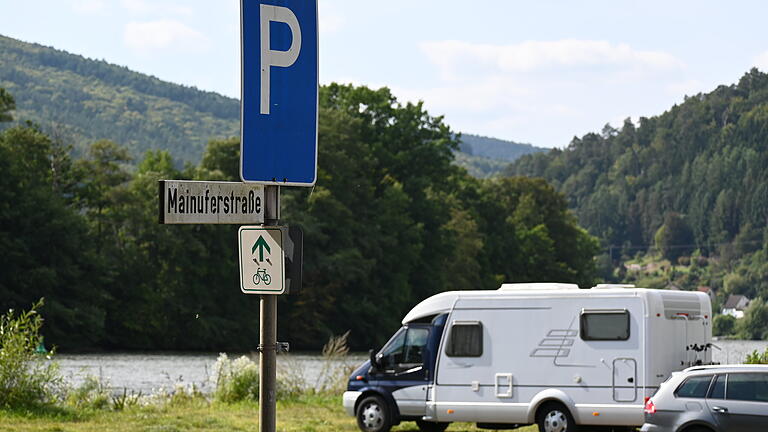 Auf dem Parkplatz an der Mainuferstraße sollen acht neue Stellplätze für Wohnmobile entstehen.