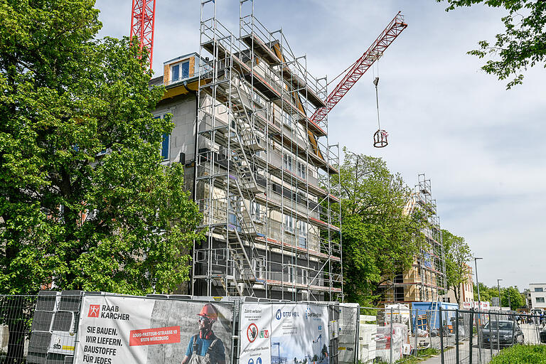 Richtfest für 108 neue Wohnungen am Hubland;Drei frühere Mannschaftshäuser in der Elisabeth-Scheuring Straße am Hubland wurden saniert. Insgesamt entstehen so 108 Mietwohnungen.