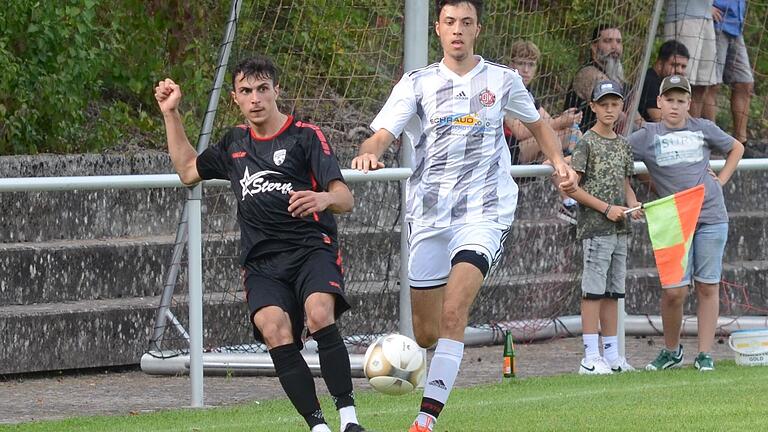 Zweikampfszene: Saleh Charoukh von Baris Spor Lohr und dem Retzstadter Ricardo Martinez (rechts).