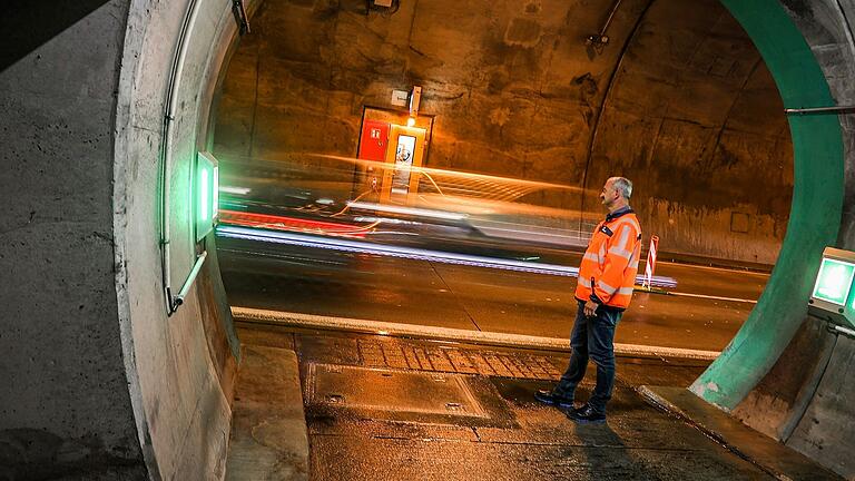 Die Röhren des Tunnels 'Schwarzer Berg' auf der A70 zwischen den Anschlussstellen Eltmann und Knetzgau werden einmal pro Halbjahr gewartet (Archivfoto). Mitte März ist es wieder so weit. Die Röhren des Tunnels 'Schwarzer Berg' auf der A70 zwischen den Anschlussstellen Eltmann und Knetzgau werden einmal pro Halbjahr gewartet (Archivfoto). Mitte März ist es wieder so weit.