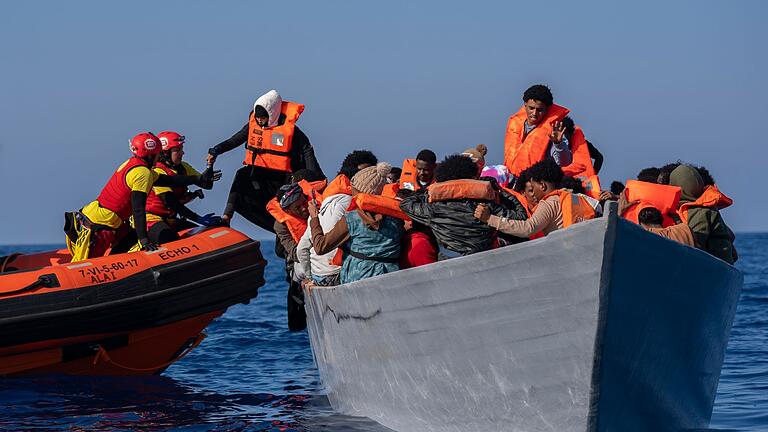 Geflüchtete auf dem Mittelmeer.jpeg       -  Die Prüfung von Asylanträgen außerhalb der EU, zum Beispiel in Afrika, soll dafür sorgen, dass sich Schutzsuchende nicht auf den gefährlichen Weg machen.