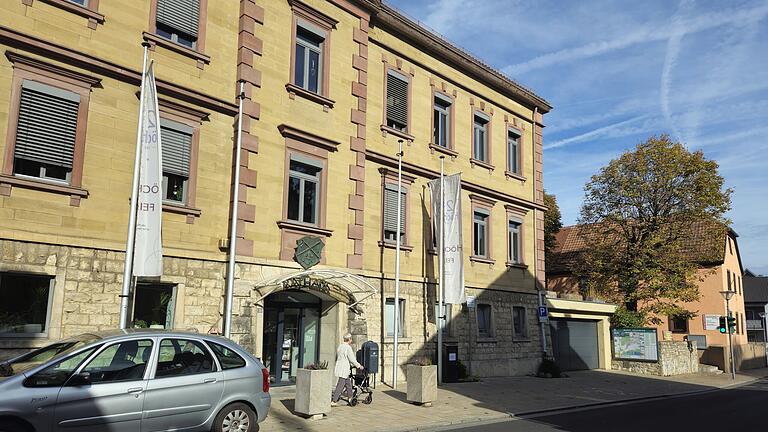 Trotz finanzieller Engpässe wird in Höchberg investiert, so steht derzeit etwa die Sanierung und Erweiterung des Rathauses auf dem Plan. Trotz finanzieller Engpässe wird in Höchberg investiert, so steht derzeit etwa die Sanierung und Erweiterung des Rathauses auf dem Plan. 