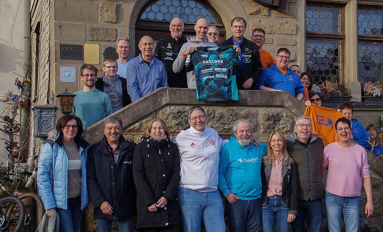 Viel Vorfreude war zu spüren bei der Vorstellung des Neuzugangs Daniel Habesohn (oben, mit TSV-Trikot) im Kreis von Fans und Sponsoren. Viel Vorfreude war zu spüren bei der Vorstellung des Neuzugangs Daniel Habesohn (oben, mit TSV-Trikot) im Kreis von Fans und Sponsoren.