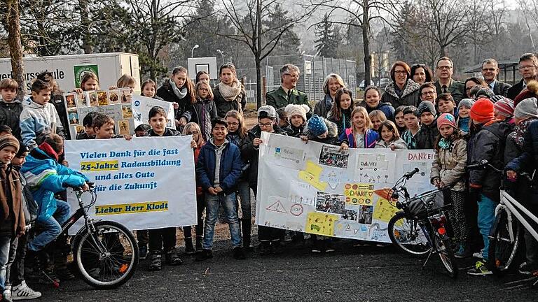 Mit viel Beifall, Begeisterung und Plakaten bedankten sich die Schüler der Grundschule Karlstadt bei Bernhard Klodt (hinten Mitte), der fast 25 Jahre lang die Verkehrserziehung einschließlich der Radausbildung nicht nur an dieser Grundschule im Landkreis Main-Spessart durchgeführt hat. Mit viel Beifall, Begeisterung und Plakaten bedankten sich die Schüler der Grundschule Karlstadt bei Bernhard Klodt (hinten Mitte), der fast 25 Jahre lang die Verkehrserziehung einschließlich der Radausbildung nicht nur an dieser Grundschule im Landkreis Main-Spessart durchgeführt hat.