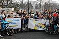 Mit viel Beifall, Begeisterung und Plakaten bedankten sich die Schüler der Grundschule Karlstadt bei Bernhard Klodt (hinten Mitte), der fast 25 Jahre lang die Verkehrserziehung einschließlich der Radausbildung nicht nur an dieser Grundschule im Landkreis Main-Spessart durchgeführt hat.