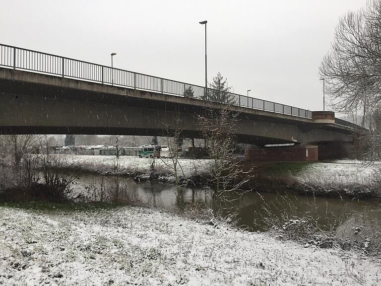 Die Nordbrücke in Tauberbischofsheim: Von hier soll das vermisste 13-jährige Mädchen am Mittwoch in den eiskalten Fluss gestürzt sein.