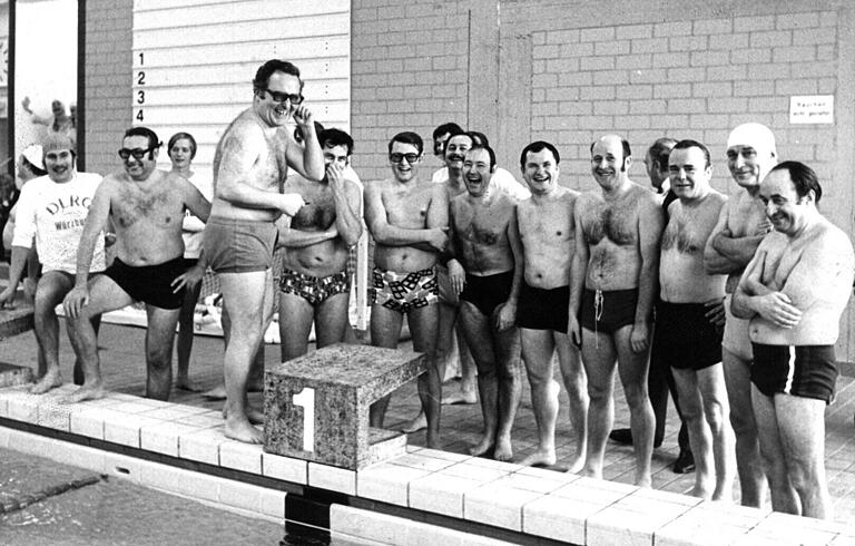 Ein OB in Badehose: Zeitler 1974 beim Wettkampf um den Schwimmerkönig im Stadtrat mit (von links) Manfred Scherk, Wolfgang Zirkelbach, Willi Dürrnagel, Hans Sponsel, Hanns Deppisch, Erich Felgenhauer, Wolfgang Bötsch, Bürgermeister Hermann Zürrlein, Hugo Vierheilig und Heiner Hauck.