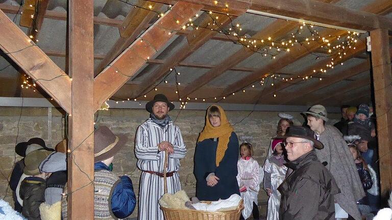 Da die Pfarrkirche St. Odilia aktuell renoviert wird, fand die Krippenfeier in Rieden im Freien statt.