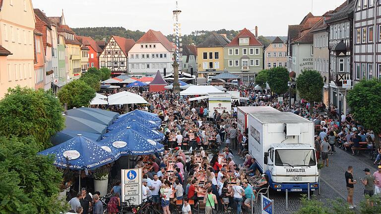 Der Marktplatzsommer, eine der erfolgreichsten Kulturveranstaltungen in Bad Neustadt und darüber hinaus, ist unter dem Dach der Vhs entstanden. Vor über 20 Jahren vom damaligen&nbsp; Vhs-Leiter Hans-Christoph Baigger ins Leben gerufen, ist er ein wahrer Publikumsmagnet. Die Aufnahme stammt aus dem Jahr 2017.