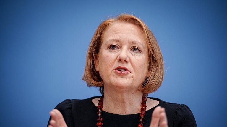Lisa Paus.jpeg - Familienministerin Lisa Paus fordert mehr Tempo bei der Umsetzung der geplanten Kindergrundsicherung. Lisa Paus.jpeg - Familienministerin Lisa Paus fordert mehr Tempo bei der Umsetzung der geplanten Kindergrundsicherung.