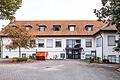 Geht es nach dem Eigentümer, soll der Schafhof in Obertheres zur Unterkunft für bis zu 60 Geflüchtete werden (Archivbild). Bürgermeister und Gemeinderat wollen das verhindern.