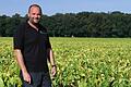 Die Blätter sind gelb: Landwirt Sebastian Fenner auf seinem Zuckerübenacker in Gelchsheim (Lkr. Würzburg).