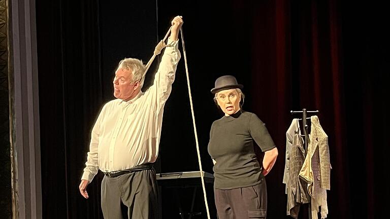 Der Theaterring hat seine neue Spielzeit mit dem Stück „Der Mönch mit der Klatsche“ eröffnet. - Der Theaterring hat seine neue Spielzeit mit dem Stück „Der Mönch mit der Klatsche“ eröffnet. Der Theaterring hat seine neue Spielzeit mit dem Stück „Der Mönch mit der Klatsche“ eröffnet. - Der Theaterring hat seine neue Spielzeit mit dem Stück „Der Mönch mit der Klatsche“ eröffnet.