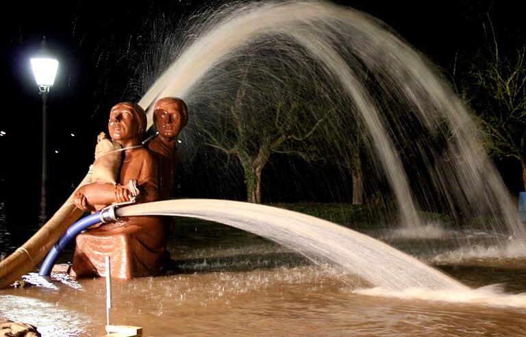 Wasserspiele beim Hochwasser 2011: Abpumpen von Wasser hinter der Schutzwand, das durch das Abdichten des Regenwasserkanals nicht abfließen konnte