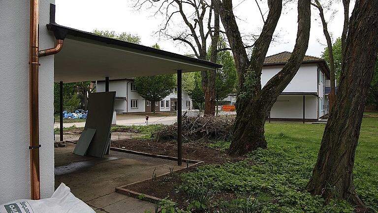 Ein Beispiel von mehreren, bei denen in der ehemaligen Jackson-Street bei den früheren Offiziershäusern in Askren Manor alter Baumbestand direkt am Haus oder Carport steht. Die Anwohner sind grundsätzlich ganz und gar nicht gegen Bäume, möchten aber diese, die potenziell das Haus gefährden, fällen dürfen. Der Bebauungsplan untersagt das.
