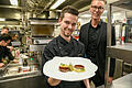 Spitzenkoch Daniel Schröder (links) präsentiert Gänseleber mit Apfel und Bohnenkraut und Rebstock-Chef Christoph Unckell freut sich über seinen neuen Küchenchef.