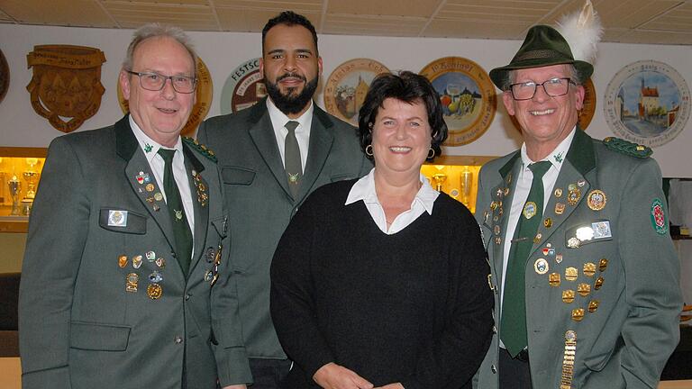 Wiedergewählt wurden bei der Schützengesellschaft Sulzfeld erster Schützenmeister Willi Schenkel (von links) und sein Stellvertreter Tim Cotton. Für 50 Jahre Vereinstreue wurden Barbara Ferro und Rainer Hornig ausgezeichnet.