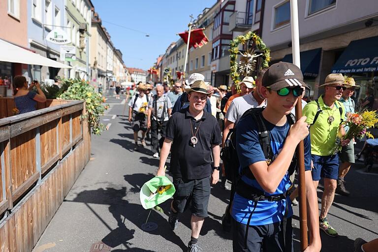 Um 14.30 Uhr betraten die ersten Kreuzbergwallfahrer die Würzburger Semmelstraße und wurden dort von Freunden und Verwandten herzlich begrüßt.