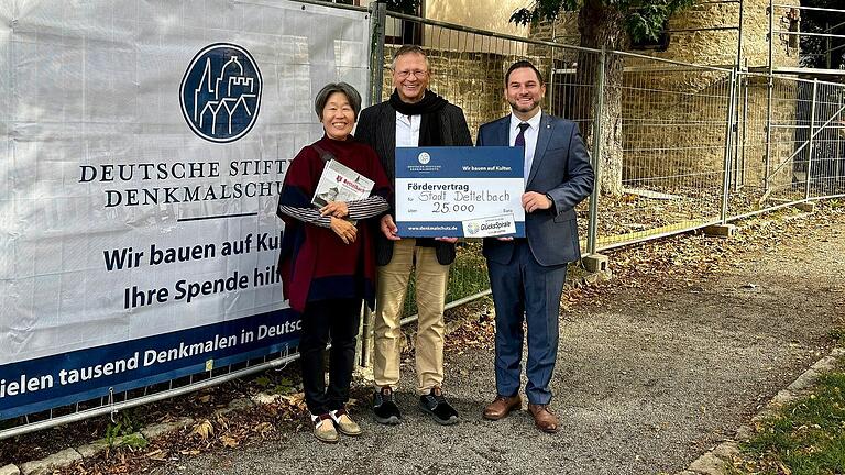 Das Foto zeigt (von links) Stadtdesignerin Choon-Hee Bue, Prof. Dr. Matthias Staschull, Leiter des Ortskuratoriums Würzburg der Deutschen Stiftung Denkmalschutz, und Erster Bürgermeister Matthias Bielek.