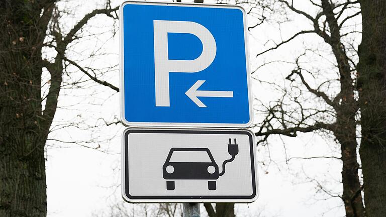 E-Autos sollen nach dem Willen von Ministerpräsident Markus Söder (CSU) künftig nicht nur an Ladesäulen, sondern überall im öffentlichen Straßenraum begrenzt kostenfrei parken können.