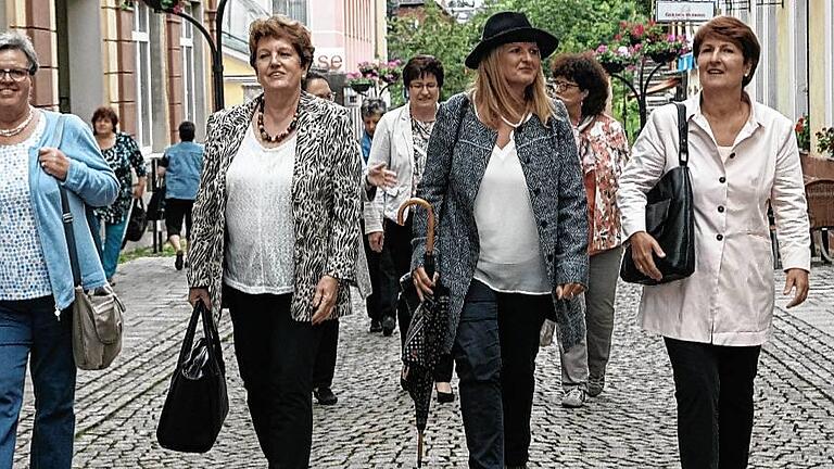 Keine Shoppingtour, sondern Teil eines Treffens von Bürgermeisterinnen aus ganz Bayern in Bad Brückenau: Brigitte Meyerdierks (Zweite von links) zeigte ihren Kolleginnen im Amt ihre Stadt. Dabei wurde auch besprochen, wie mehr Frauen in die Politik gelangen könnten.