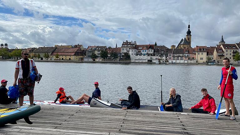 Mit SUPs und Kanu säuberten Mitglieder der Wasserwacht und Mainstream-Paddler den Main im Gebiet der Stadt Kitzingen.