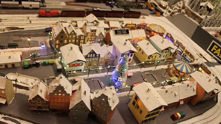 Traditionell eine Attraktion beim nostalgischen Weihnachtsmarkt in Mellrichstadt: die Modellbahnausstellung in der Markthalle. Traditionell eine Attraktion beim nostalgischen Weihnachtsmarkt in Mellrichstadt: die Modellbahnausstellung in der Markthalle.