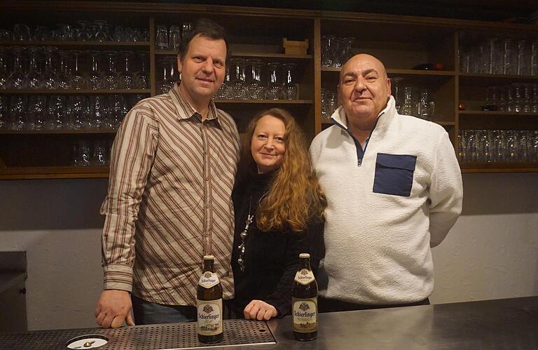 Neueröffnung 'Beim Schierling' in Donnersdorf: Daniel Schierling, Simone Förster und Detlef Rienecker (von links) gehen eine Kooperation ein und bauen das ehemalige griechische Restaurant 'Kellari' um. Neueröffnung 'Beim Schierling' in Donnersdorf: Daniel Schierling, Simone Förster und Detlef Rienecker (von links) gehen eine Kooperation ein und bauen das ehemalige griechische Restaurant 'Kellari' um.