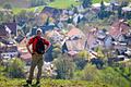 In der Fränkischen Schweiz gibt es viele Orte, von denen man einen guten Ausblick beim Wandern hat. Das Foto ist auf der Ehrenbürg bei Wiesenthau entstanden, die auch 'Walberla' genannt wird.