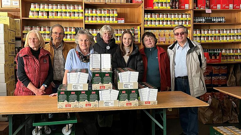 Auf dem Foto von links vier Mitarbeiter*innen der Tafel: Isolde Burger, Reinhold Schütz, Christa Hau, Sigried Anschütz-Kestler, Annika Wich, Ute Ulbrich, Winfried Golonka. Auf dem Foto von links vier Mitarbeiter*innen der Tafel: Isolde Burger, Reinhold Schütz, Christa Hau, Sigried Anschütz-Kestler, Annika Wich, Ute Ulbrich, Winfried Golonka.
