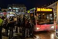 Am Roßmarkt steigen viele Schüler in die Busse in Richtung zum Schulzentrum.